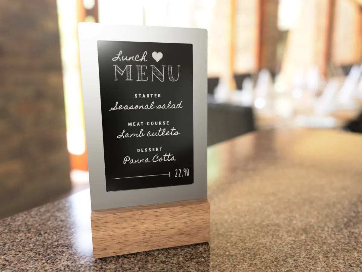 Diwa con un menu del pranzo su un tavolo di legno