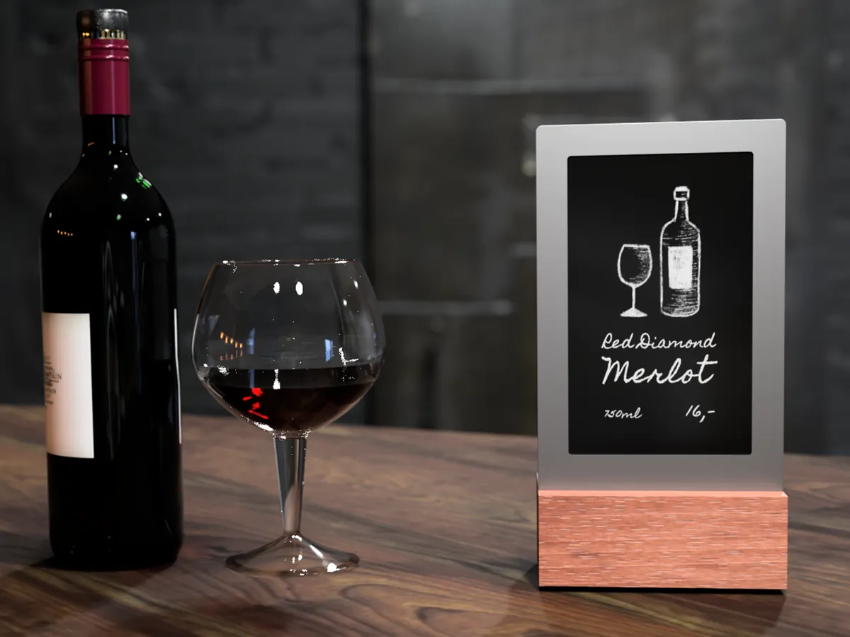 Diwa consiglia un vino rosso accanto a una bottiglia e a un bicchiere