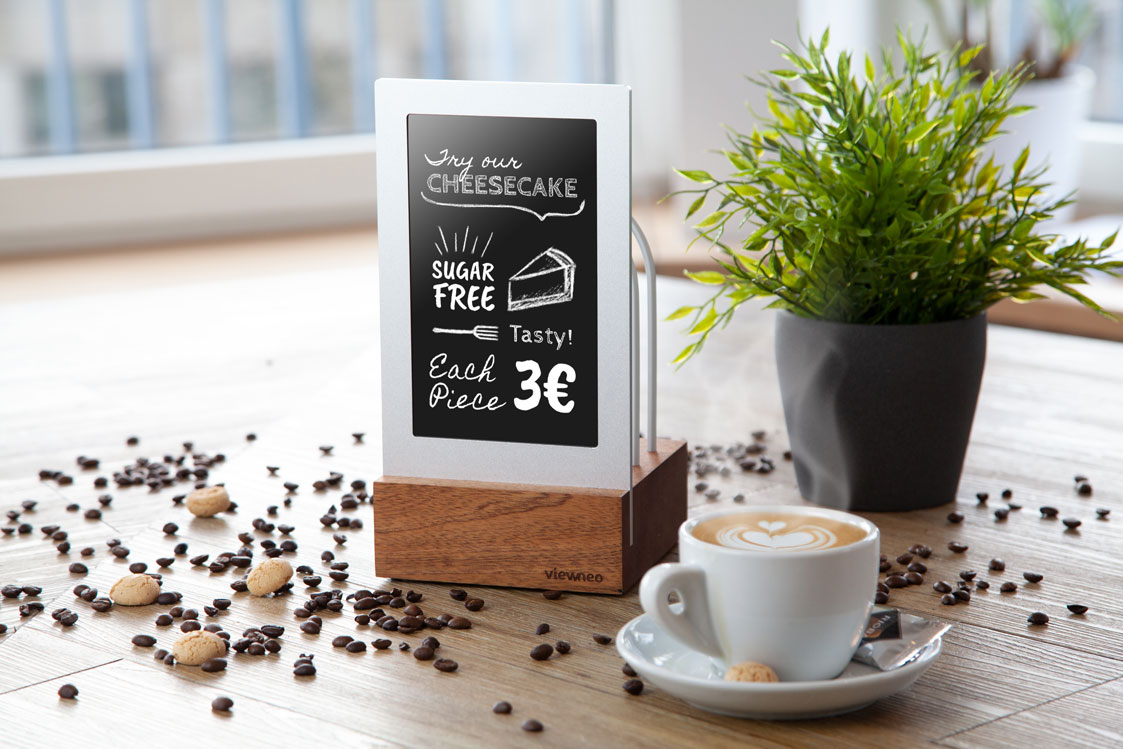 viewneo Diwa auf einem Holztisch im Café